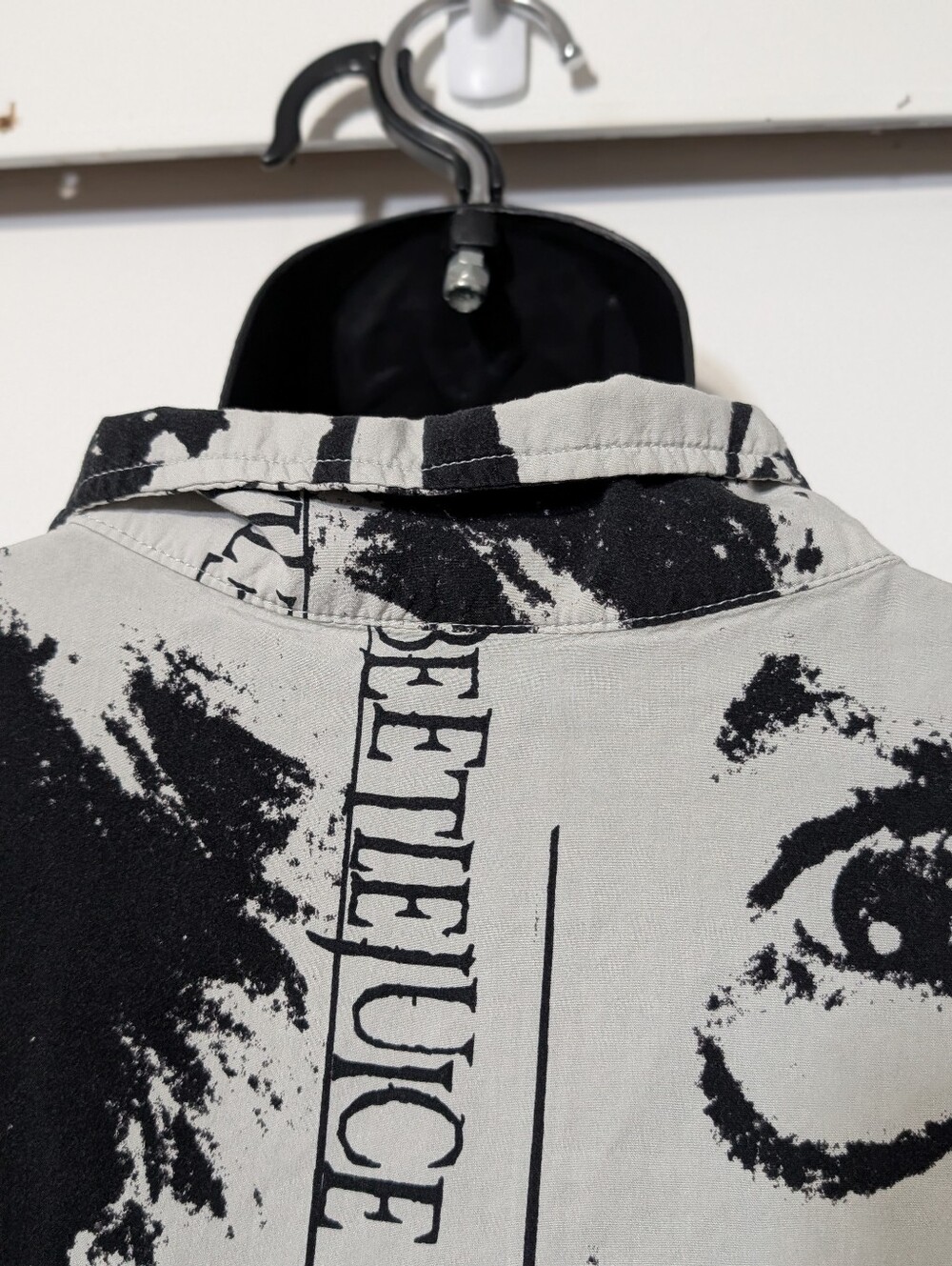 Men's Beetlejuice Graphic All Over Print Rayon Button Down Shirt Size 3XL - Picture 7 of 8